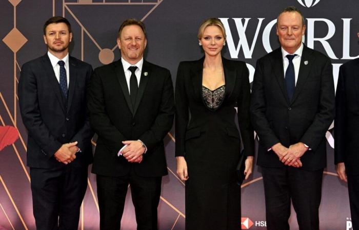 Rodeada de jugadores de rugby, la ultraglamurosa Charlene de Mónaco