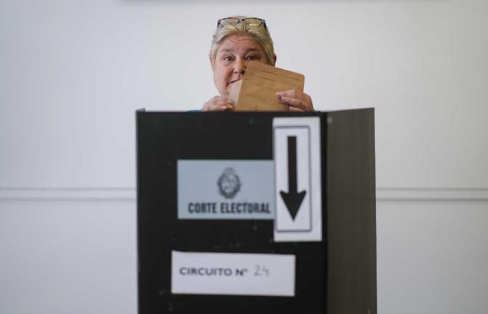 Candidato izquierdista de Uruguay elegido presidente: NPR