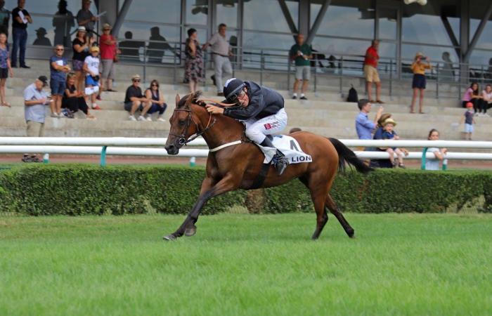 Siete años después de ganar su primera carrera de ponis en Angers, Valentin Le Clerc rompe el hielo como aprendiz en el mismo hipódromo.