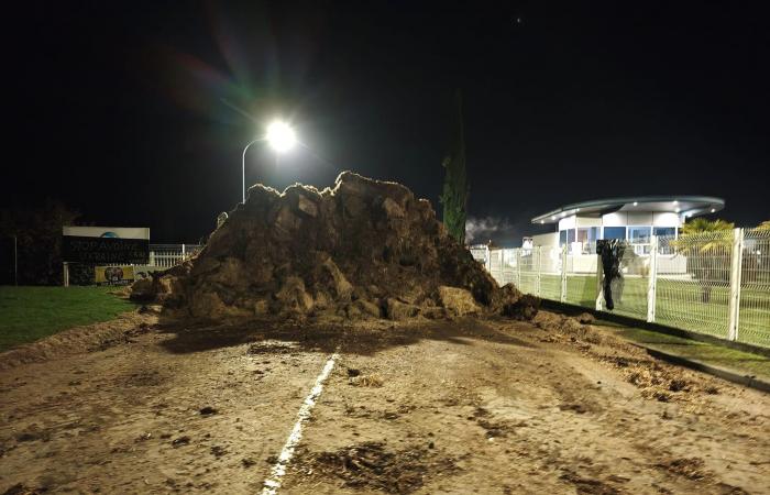 Los agricultores bloquean la fábrica de Danone en Villecomtal-sur-Arros para defender un sector local