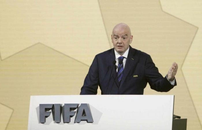 La FIFA suspende todos los asuntos relacionados con las reglas de transferencias