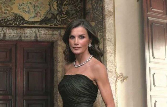 La reina Letizia luce majestuosa con su capa vintage de Balenciaga creada para la boda del rey Juan Carlos