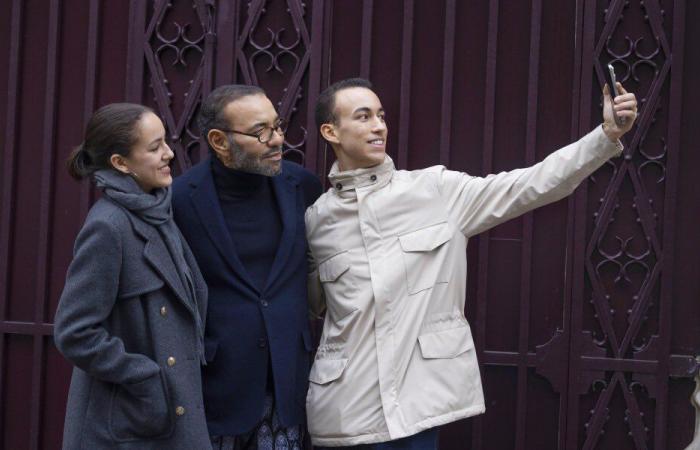 SM el Rey Mohammed VI, durante un paseo familiar en París con el Príncipe Heredero Moulay Hassan y la Princesa Lalla Khadija