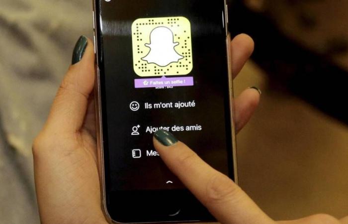 Un profesor y su hijo amenazados de muerte en Snapchat en un instituto del distrito 7