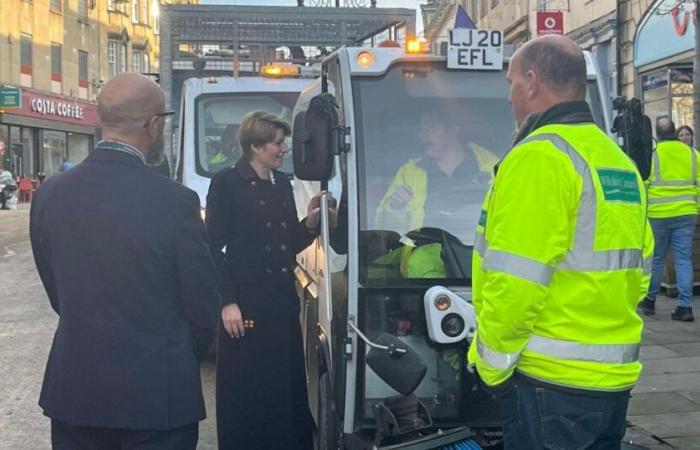 Ministro de Gobierno en Chippenham High Street después de la inundación