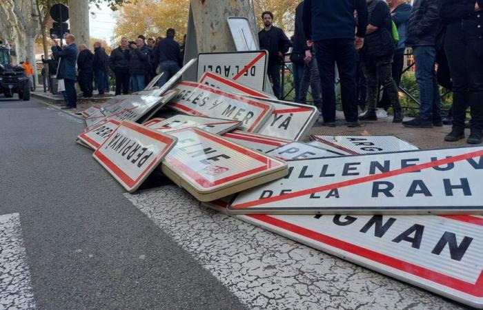 Los agricultores colocan decenas de carteles municipales frente a la prefectura de los Pirineos Orientales