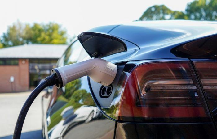 Coches eléctricos: se acabó la carga gratuita en las empresas, que cambiará para los empleados a partir de enero de 2025