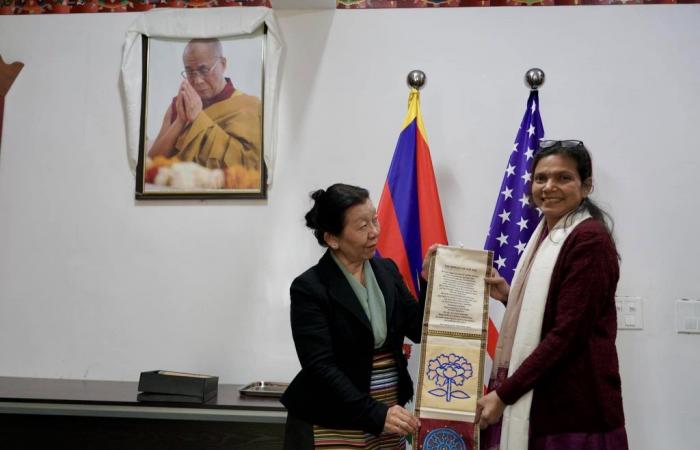 El director de misión de USAID, Steve Olive, encabezó una delegación que visita el Parlamento tibetano en el exilio