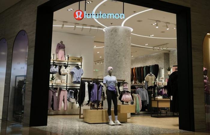 Pareja arrestada por supuestamente robar $1 millón en mercancía de Lululemon