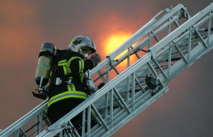 Mujer muere tras explosión seguida de incendio en edificio