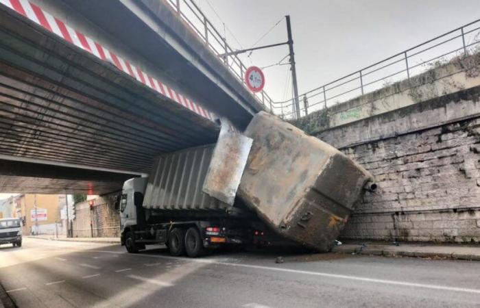 Metrópolis de Lyon. Un camión se estrella bajo un puente de la SNCF en Givors y queda atascado