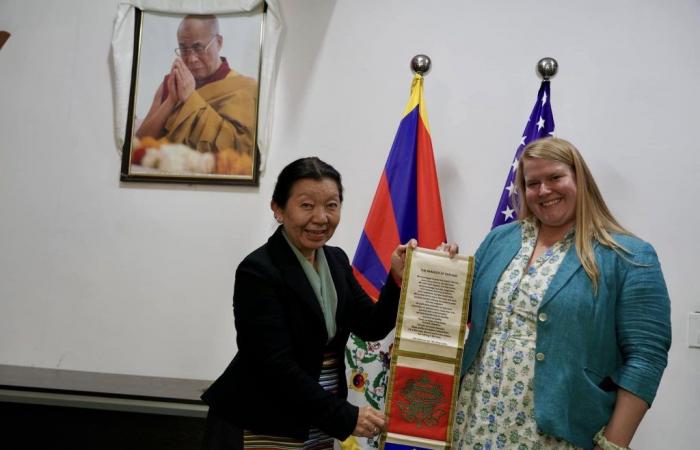 El director de misión de USAID, Steve Olive, encabezó una delegación que visita el Parlamento tibetano en el exilio