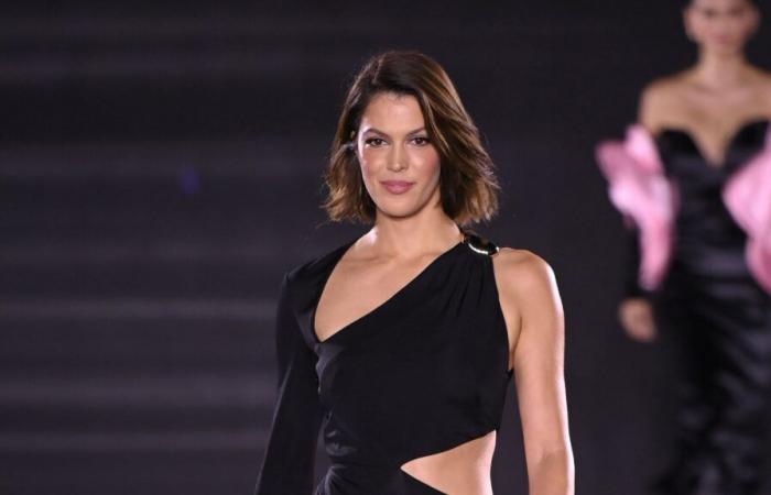 Iris Mittenaere revela su atractivo sexual luciendo una sencilla bata de baño y posa en un armario