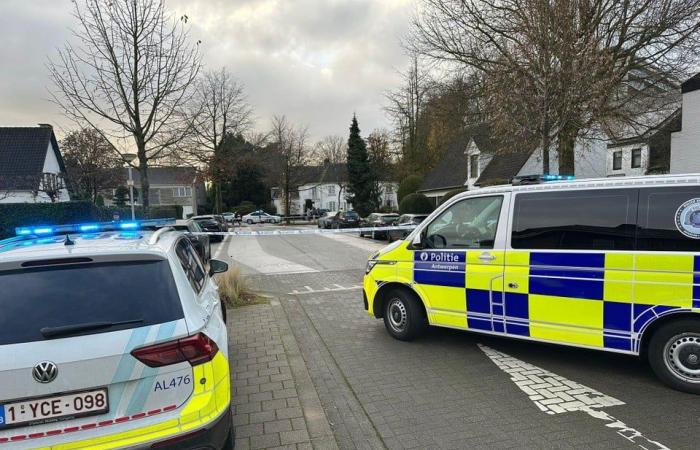 Un hombre dispara desde un coche a otro en un barrio tranquilo: el sospechoso se da a la fuga (Berchem)