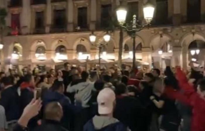 En vídeo, los seguidores del Brest crean un ambiente de locura en las calles de Barcelona