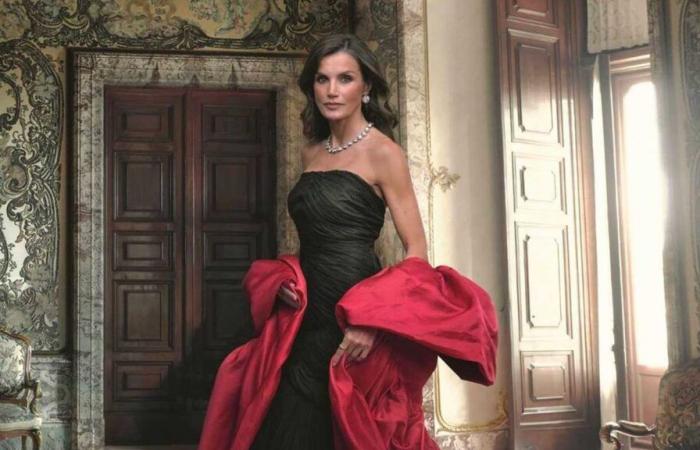 La reina Letizia luce majestuosa con su capa vintage de Balenciaga creada para la boda del rey Juan Carlos