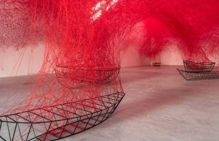 En sus instalaciones inmersivas, el artista Chiharu Shiota nos adentra en sus suaves y gigantescos lienzos.