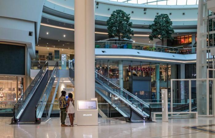 Joven discapacitado violado en el baño de un centro comercial