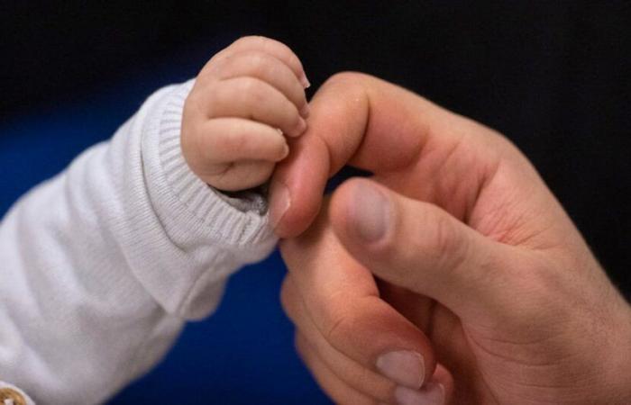 Tráfico de bebés: ¡una niña descubre a su gemelo en la televisión!