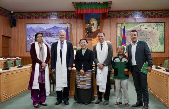 El director de misión de USAID, Steve Olive, encabezó una delegación que visita el Parlamento tibetano en el exilio