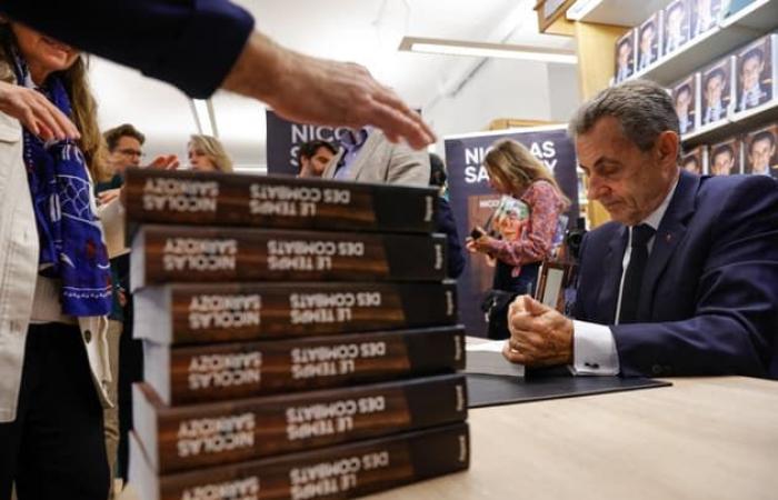 Nicolas Sarkozy se dirigió durante una sesión de firmas tras sus comentarios sobre los profesores