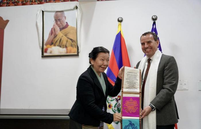 El director de misión de USAID, Steve Olive, encabezó una delegación que visita el Parlamento tibetano en el exilio