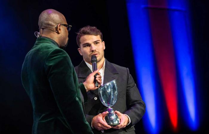 La princesa Charlène corona a Antoine Dupont como el mejor jugador de rugby del mundo