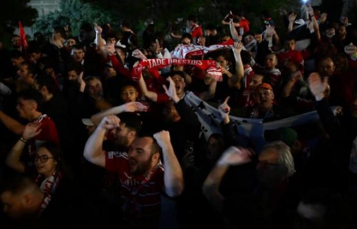 El aumento de la alegría de los aficionados del Brest en Montjuïc antes de enfrentarse al FC Barcelona en la Champions