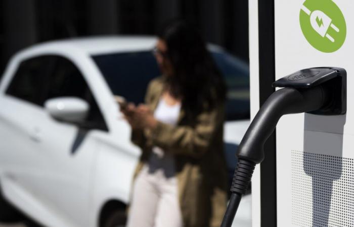 ¡Se acabó la carga gratuita de tu vehículo eléctrico en el trabajo!