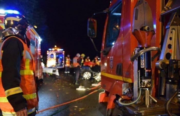 el auto se vuelca y choca contra otros dos vehículos