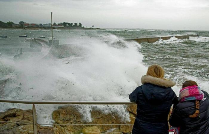 Informe meteorológico. Día lluvioso en el Norte y rachas de viento en el Canal de la Mancha