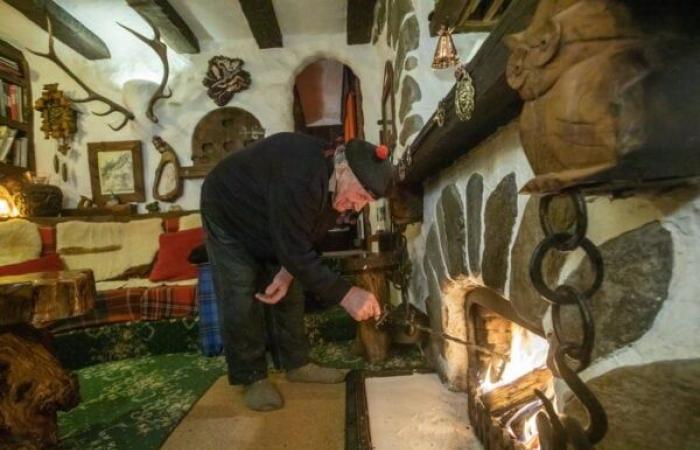 Un ingenioso leñador de 90 años ha construido su propia casa donde vive de forma totalmente independiente, lejos de las comodidades modernas.