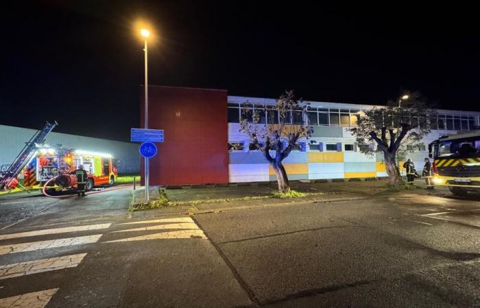 Incendio en una escuela, un gran cuerpo de bomberos en el lugar