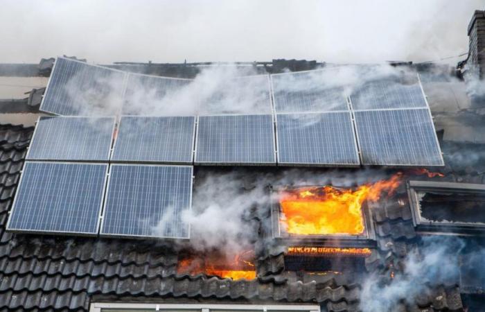 Los paneles solares prendieron fuego al techo, el propietario y los inquilinos se culpan mutuamente