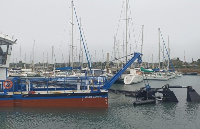 Se han iniciado los trabajos de dragado en el puerto de Barneville-Carteret