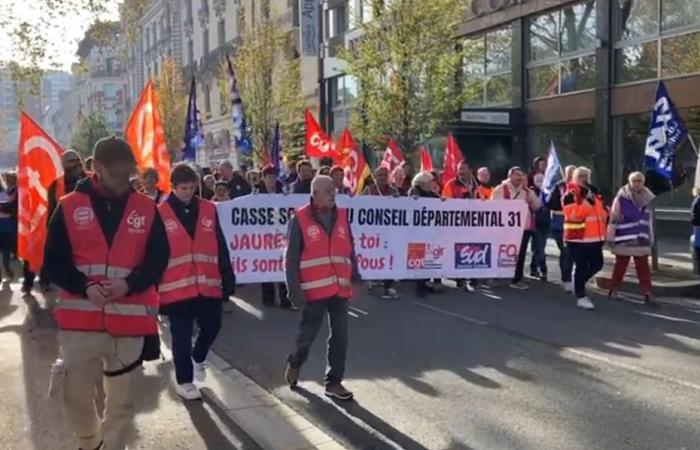 VIDEO. Ira de agentes del Consejo Departamental en huelga contra la eliminación de 500 empleos, 2000 personas en la calle