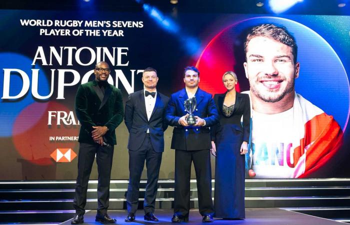 La princesa Charlène corona a Antoine Dupont como el mejor jugador de rugby del mundo