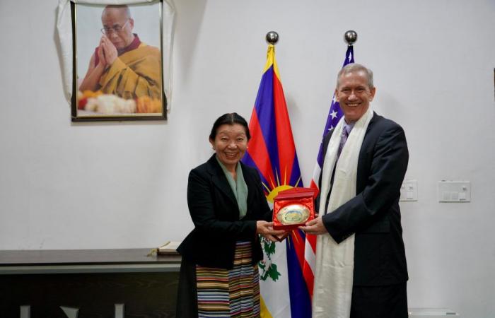 El director de misión de USAID, Steve Olive, encabezó una delegación que visita el Parlamento tibetano en el exilio