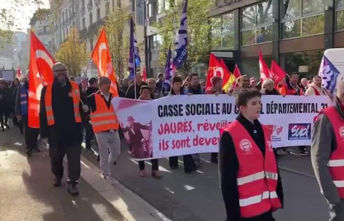 VIDEO. Ira de agentes del Consejo Departamental en huelga contra la eliminación de 500 empleos, 2000 personas en la calle