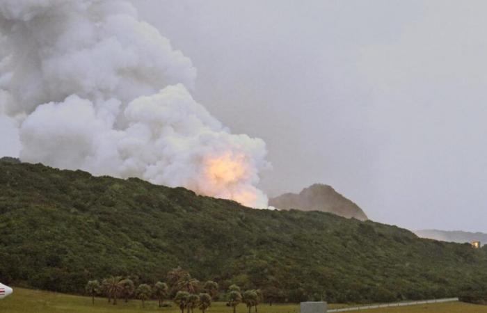 Gran incendio en una base de lanzamiento de cohetes en Japón