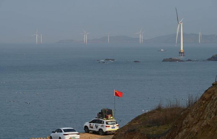 Avión estadounidense sobrevuela el estrecho de Taiwán y Beijing despliega fuerzas militares