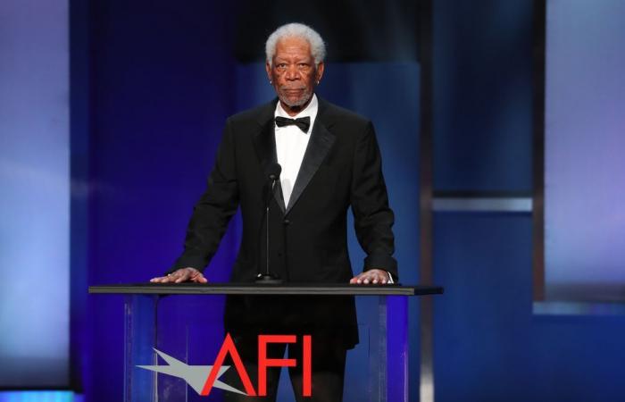 Morgan Freeman, de 87 años, llama la atención cuando sale a Los Ángeles para una cena de incógnito