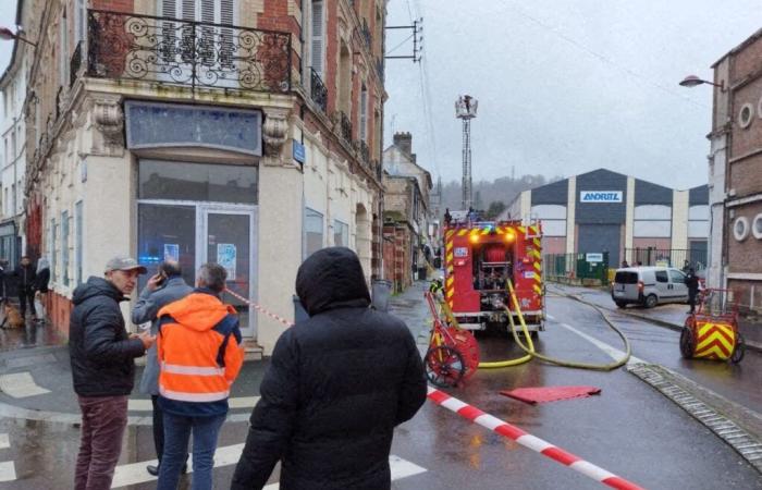 [MISE A JOUR] Paro técnico, realojamiento y orden de peligro tras el incendio cerca de Rouen