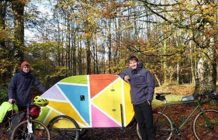 Originarios de Mayenne, estos jóvenes viajarán por Europa en una minicaravana remolcada en bicicleta