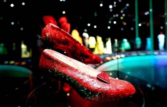 Robados hace 20 años: los zapatos rojos del “Mago de Oz” puestos a subasta