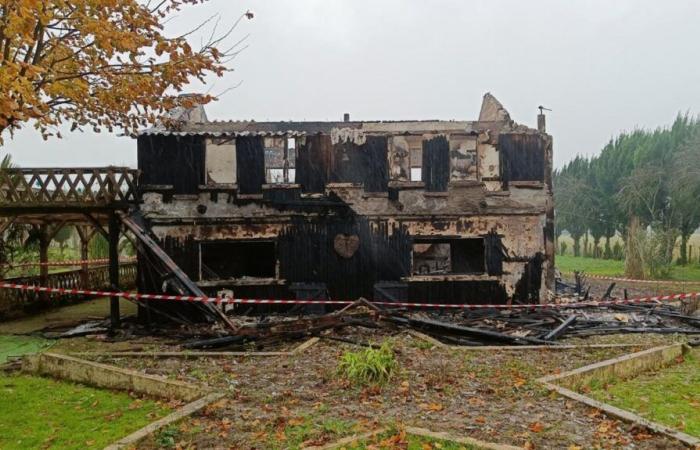 una casa completamente destruida, una mujer conmocionada evacuada