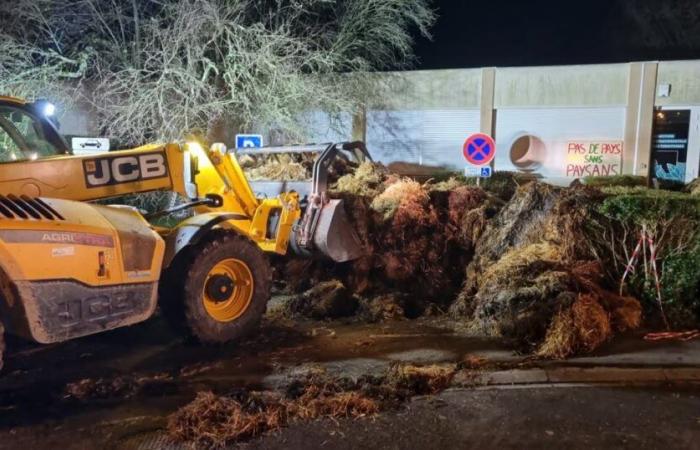 Montbardo. Varios cientos de agricultores se manifestaron frente a la Oficina Francesa de Biodiversidad