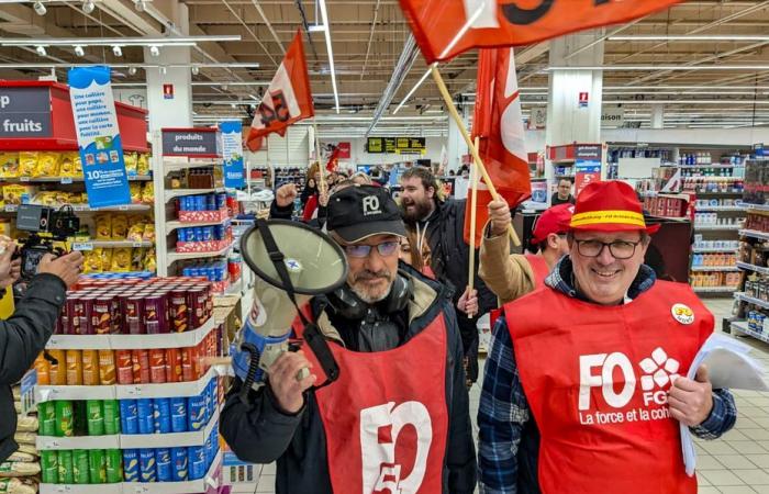 “No dejaremos que nos despidan como gente sucia”, los empleados de Auchan se movilizan contra el cierre de su marca