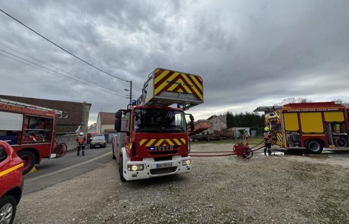 El anexo carbonizado, los bomberos salvan la casa.