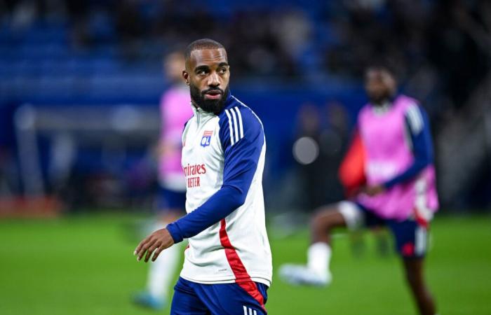 Alexandre Lacazette expresa dudas sobre la retirada internacional de Antoine Griezmann